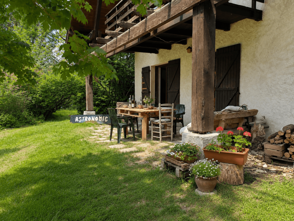 jardin nature Vercors - terrasse conviviale vue montagne
