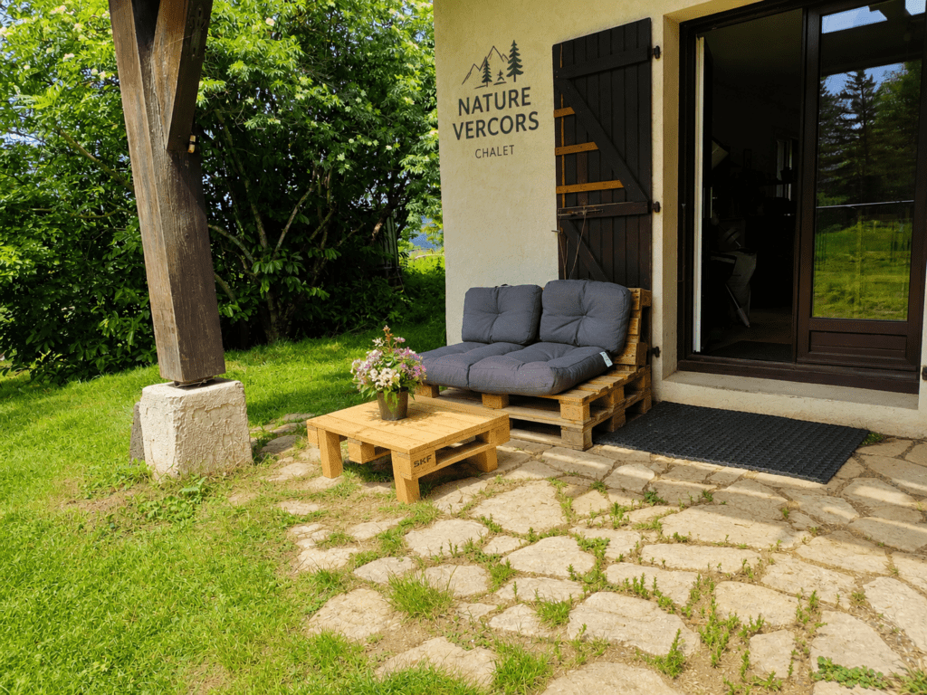 jardin nature Vercors - terrasse conviviale vue montagne
